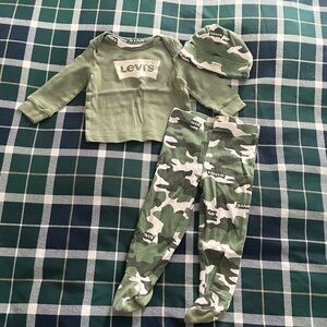 ✨3 for $30✨ Levi’s Green Camo Set